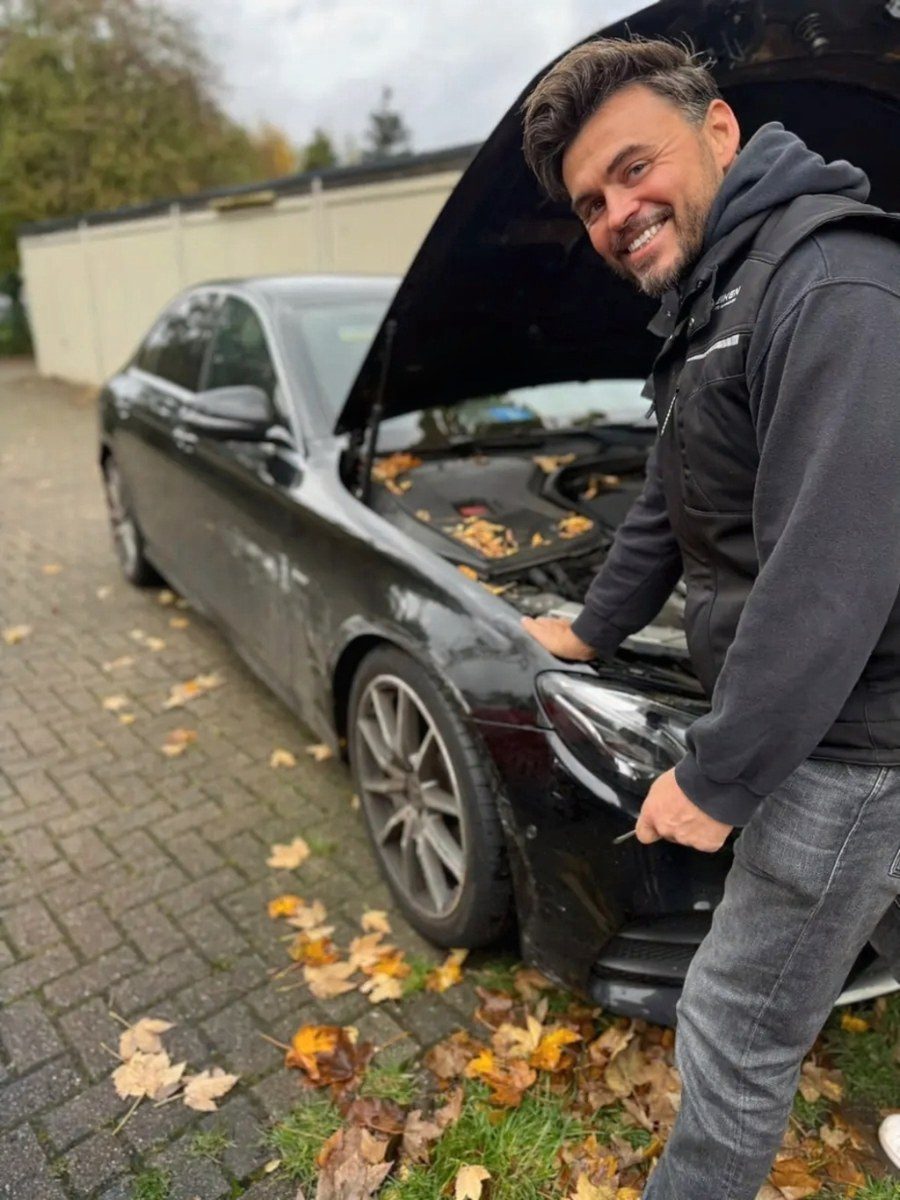 Kfz Gutachter für Witten: Carsten Heiken bei der Fahrzeugbegutachtung